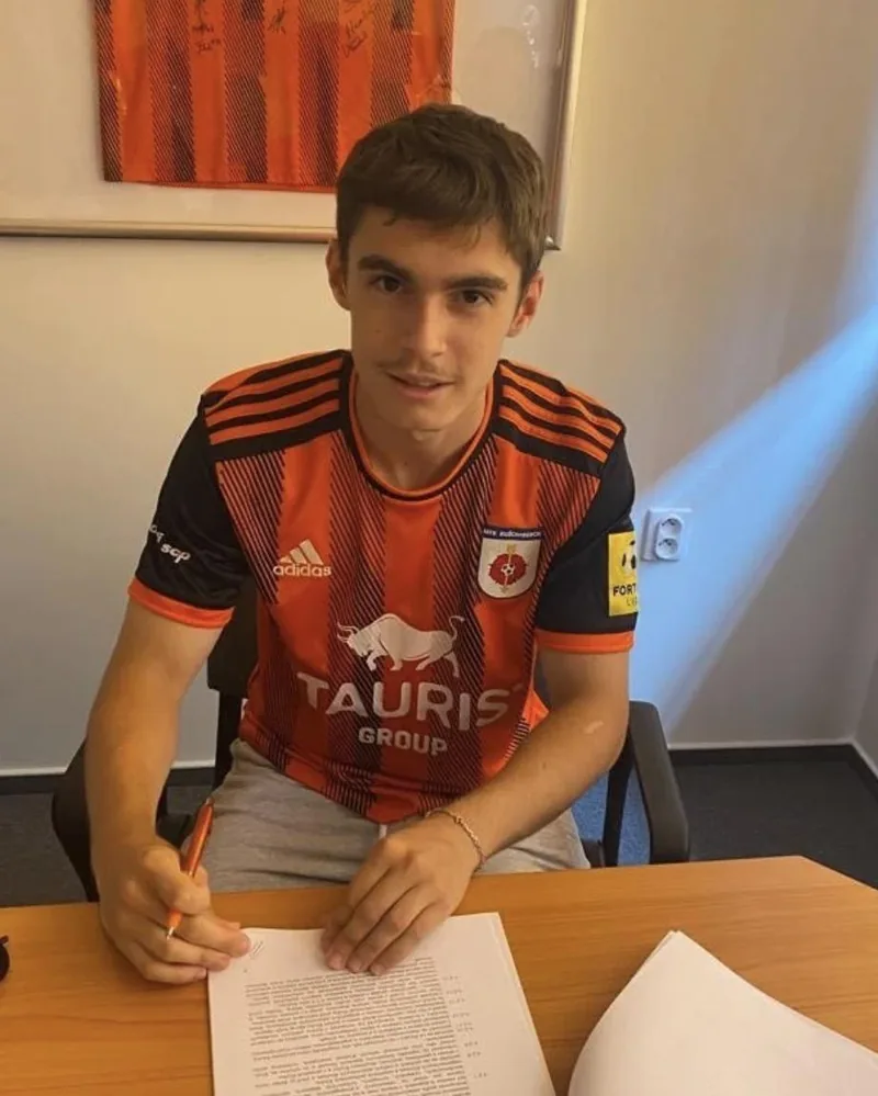 Leopold Mizerák pri podpise profesionálnej futbalovej zmluvy