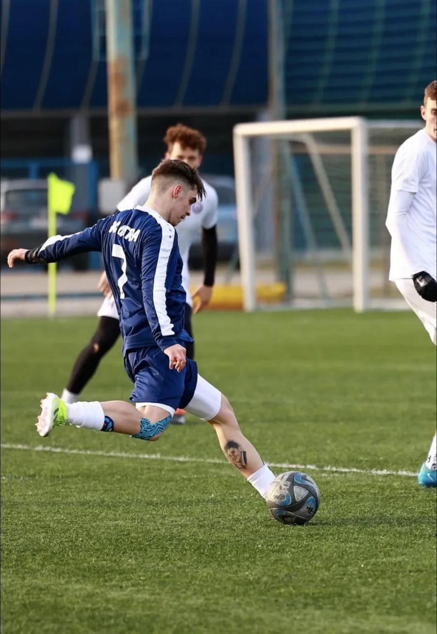Leopold Mizerák pri strele v drese FC Nitra