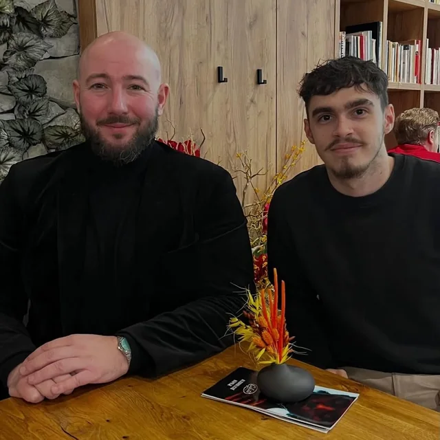 Leopold Mizerák počas rozhovoru v kaviarni